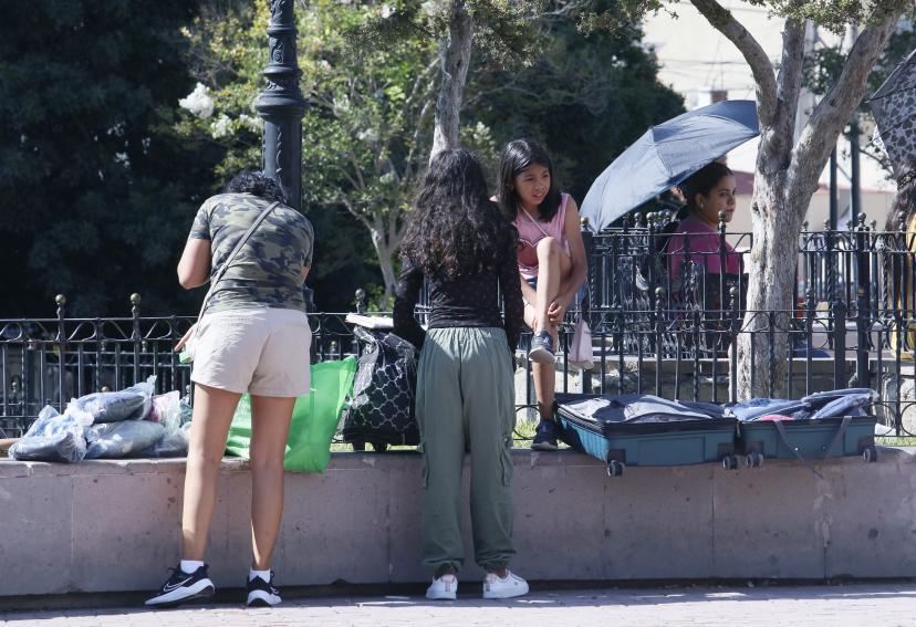 $!Las “nenis” se instalan en algún punto céntrico para esperar a su cliente, con quien por internet habrán hecho ya la transacción de compra-venta.