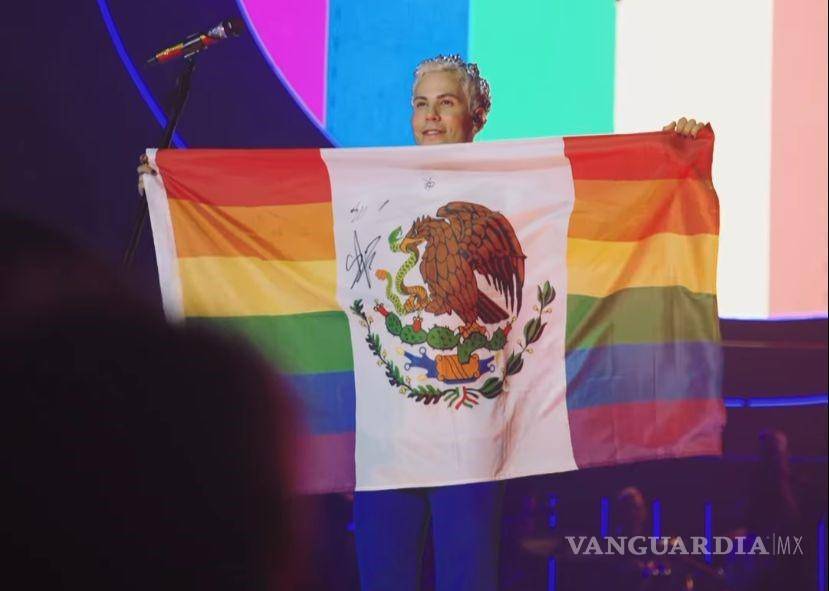 De RBD a Justin Bieber: famosos que han polemizado por el uso de la bandera mexicana