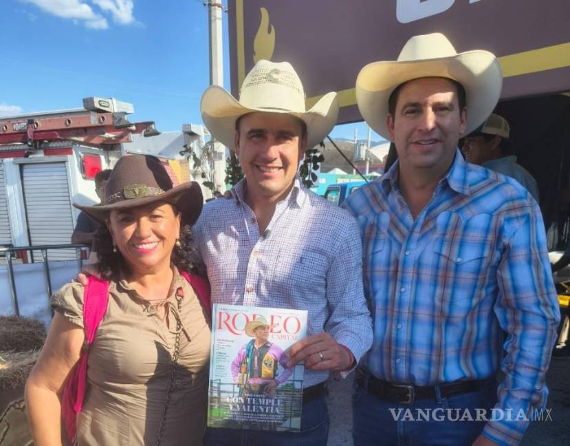 $!El gobernador Manolo Jiménez Salinas y el alcalde de Saltillo, Javier Díaz González, con el equipo de RODEO CAPITAL. FOTO: FRANCISCO MUÑIZ