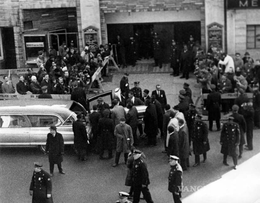 $!27 de febrero de 1965. Se observa el féretro con los restos mortales de Malcolm X siendo trasladado al cementerio de Ferncliff en Nueva York.