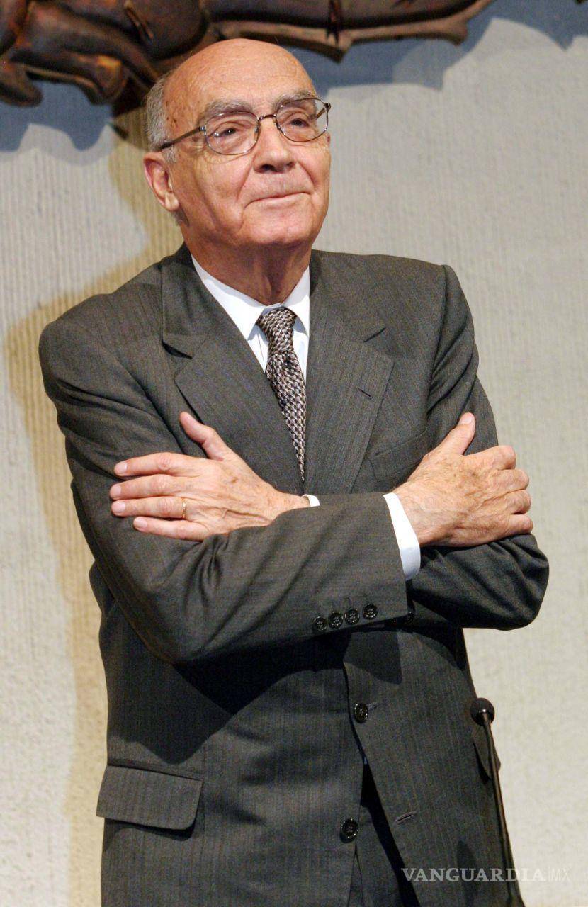 $!Imagen del 1 de diciembre de 2004. José Saramago, premio Nobel de Literatura, asistió a la ceremonia de inauguración de la cátedra extraordinaria José Saramago, que será impartida en la facultad de Filosofía y Letras en Ciudad Universitaria. Al término de la ceremonia los universitarios se acercaron para saludarlo. Cuartoscuro/Moisés Pablo