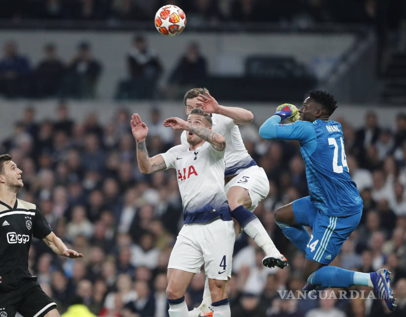 $!El terrible accidente que sufrió un jugador del Tottenham en su derrota frente al Ajax