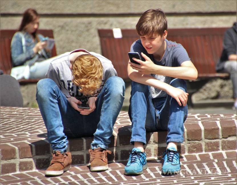 $!Francia prohibirá a estudiantes uso de celulares en escuelas