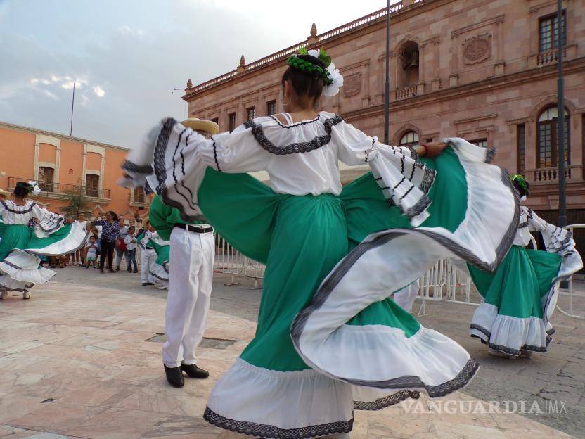 $!Como un atentado al patrimonio artístico enriquecido por casi 40 años, califican los padres de los menores la intención de desaparecer a Zenzontle.