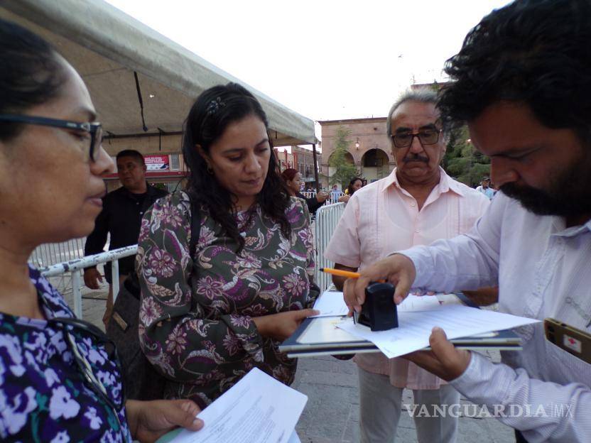 $!Juan Carlos Cisneros, de la Unidad de Correspondencia del gobierno de Coahuila, recibió las demandas del conjunto.