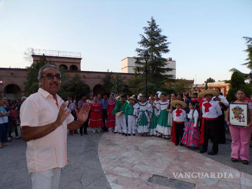 $!“Quieren ver a nuestros niños y a nuestros jóvenes perdidos en las colonias, en la drogadicción, en la delincuencia...”, dijo el profesor Mario Flores.