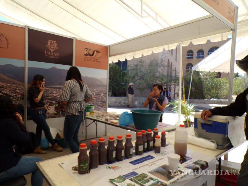 $!Entre los locales uno encuentra de todo, y no podía faltar una bien condimentada salsa.