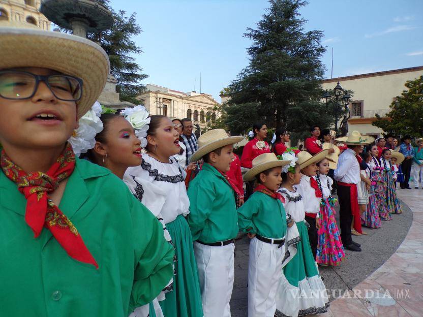 $!Los pequeños mostraron su talento afuera del Palacio de Gobierno.