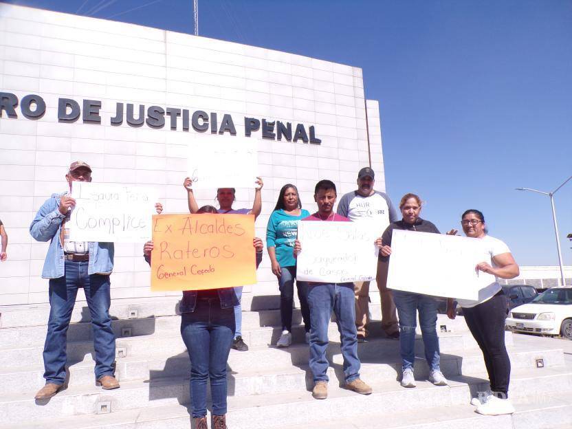 $!Manifestantes portan pancartas exigiendo justicia en el caso de despojo de viviendas.