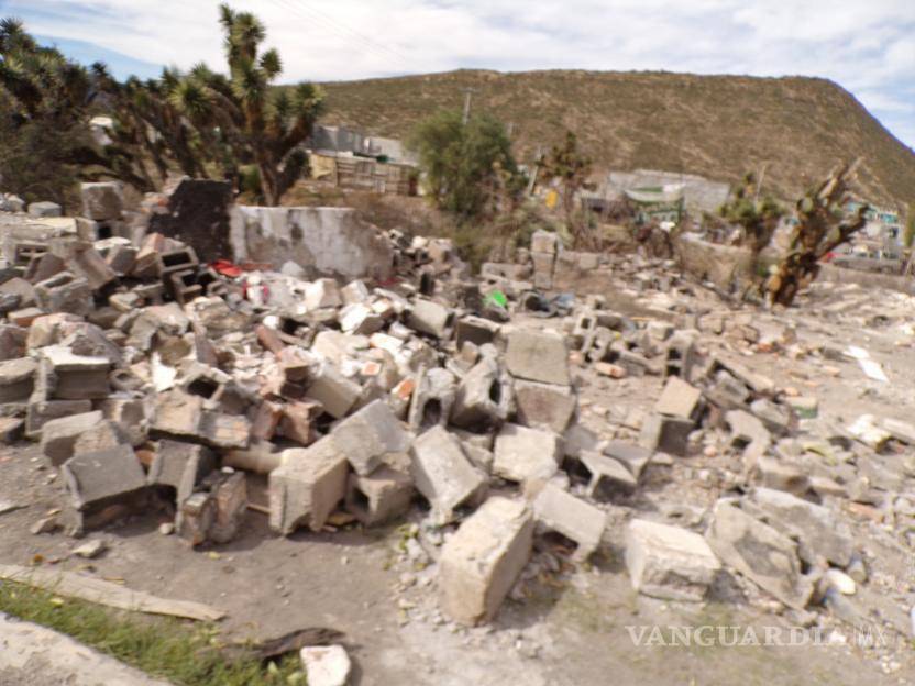 $!Restos de construcciones evidencian el abandono en sus obras.