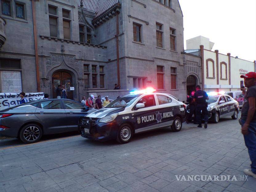 $!Oficiales de la Policía Municipal llegaron a Casa Purcell a dialogar con el grupo.