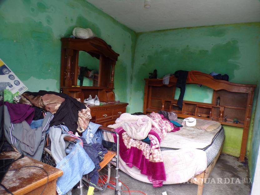 $!El nivel del agua en la sala alcanza los sillones y el refrigerador, ya inservibles.