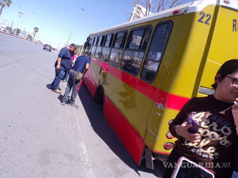 $!El autobús número 22 perdió una llanta en plena autopista, generando caos y temor entre los usuarios.