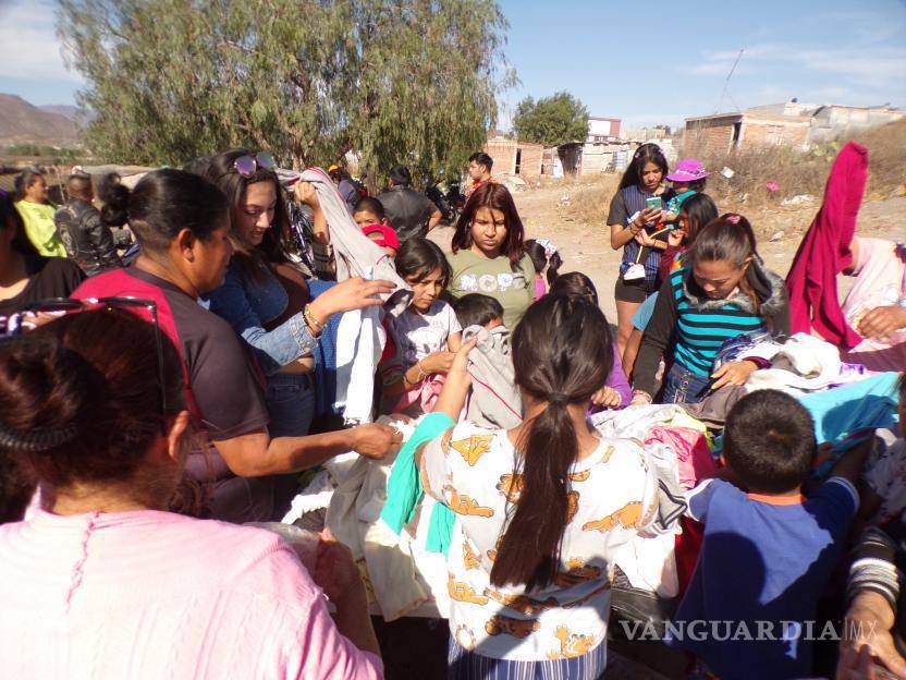 $!Niños felices corren por dulces tras romper las piñatas de colores en esta peculiar fiesta de Reyes.