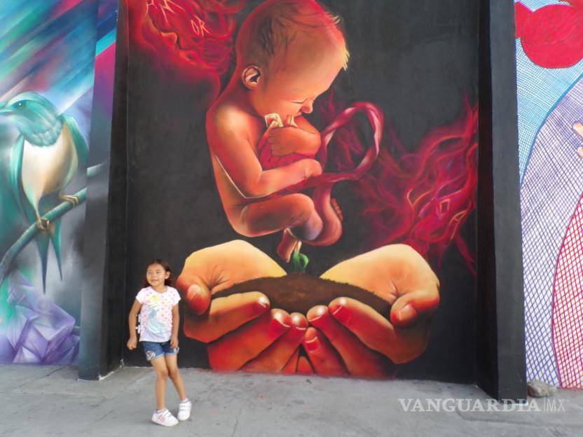 $!La gente que pasa por la pared del mural no deja de asombrarse.