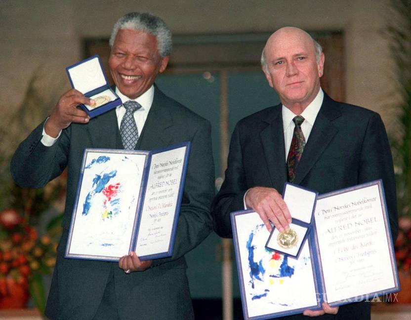 $!El vicepresidente sudafricano F.W. de Klerk, derecha, y el presidente sudafricano Nelson Mandela posan con sus medallas y diplomas del premio Nobel de la paz en Oslo, 10 de diciembre de 1993. F.W. de Klerk, que presidió el fin del régimen del apartheid, murió a los 85 años. AP/Jon Eeg