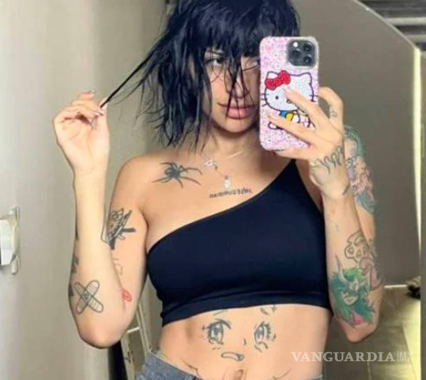 $!Cazzu muestra buena parte de sus múltiples tatuajes.