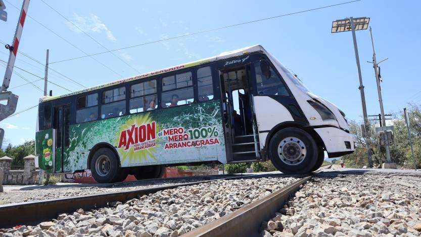 $!La falta de infraestructura activa en cruces ferroviarios de Saltillo aumenta el peligro de accidentes, dejando a los conductores expuestos al paso del tren sin advertencias adecuadas.