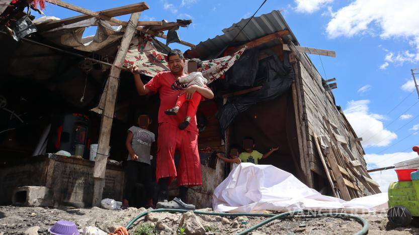 $!José Jacinto está a cargo de sus cuatro hijos mientras intenta cubrir con lonas su vivienda.