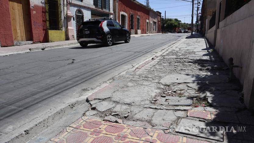 $!El pavimento deteriorado entre las calles de la Fuente y Juárez requiere atención urgente.