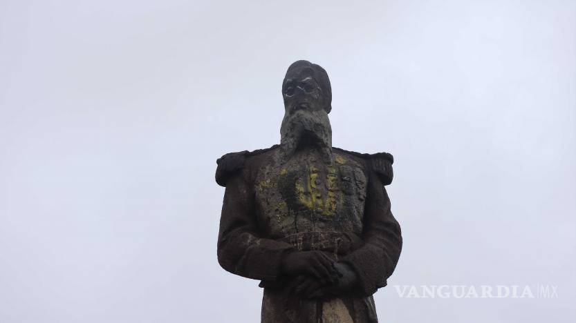 $!El desgaste en los rostros de las estatuas del Paseo de la Reforma en Saltillo es evidente tras años de exposición.