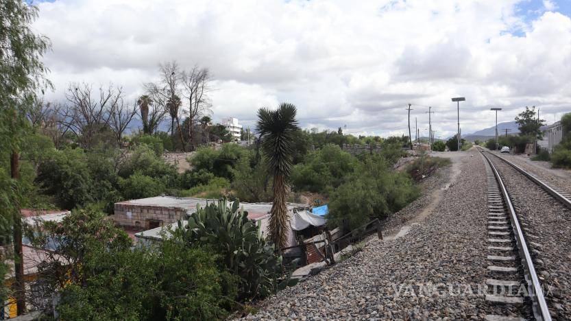 $!Un vehículo de la Dirección de Protección Civil recorre la zona para insistir en las recomendaciones de seguridad a los vecinos.