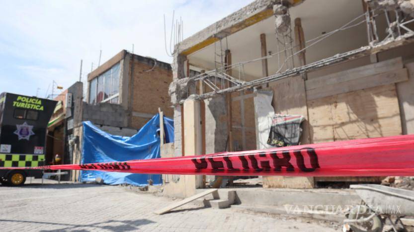 $!Una cinta roja de precaución impide el paso hacia el lugar de las obras en la calle Padre Flores.