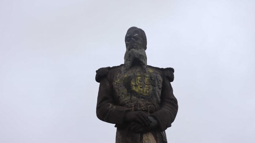 $!El desgaste en los rostros de las estatuas del Paseo de la Reforma en Saltillo es evidente tras años de exposición.