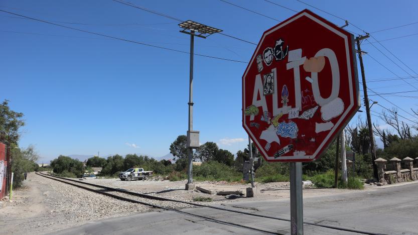 $!La señal de “Alto” en el cruce de Lerdo de Tejada muestra desgaste, pero aún es visible para los automovilistas.