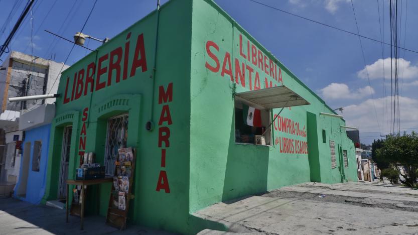 $!La fachada verde de la Librería Santa María, un refugio para los amantes de las novelas.