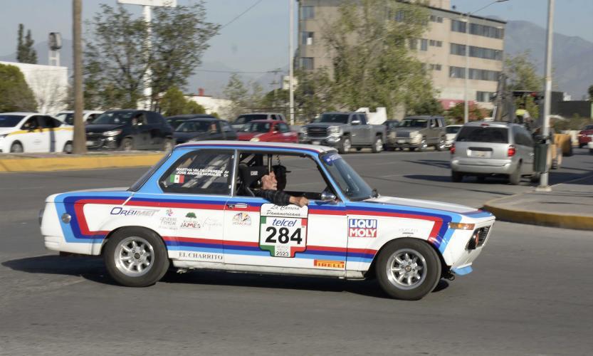 $!Marta Valdez Pereda y José Andrés Morales con su auto “El Charrito”, BMW #284 participaron en la Carrera Panamericana.
