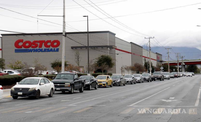 $!Reportes de usuarios indican que el estacionamiento de Costco se llena desde tempranas horas, generando una fila de coches aglomerados en el bulevar Luis Donaldo Colosio.