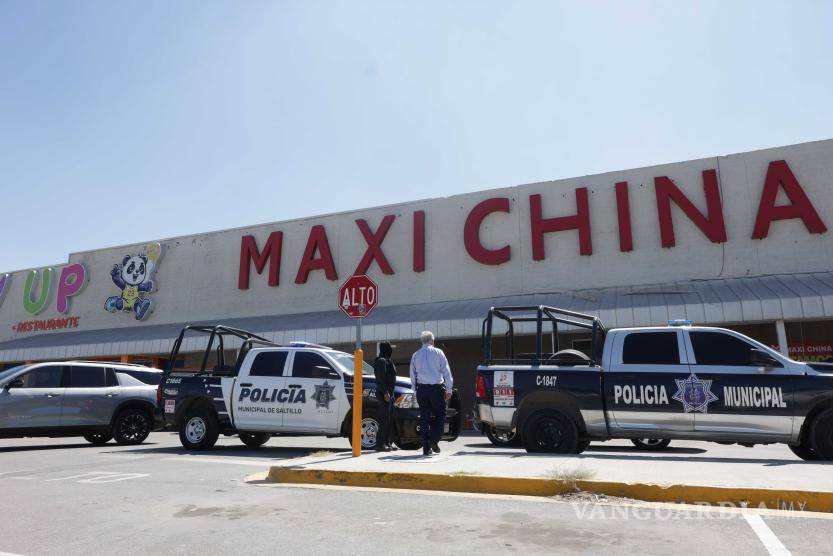 $!El director del IMPI, Santiago Nieto, acompañado por el secretario de Economía, Luis Olivares Martínez, encabezó el operativo en la tienda Maxi China, dando inicio al denominado “Operativo de Limpieza”.