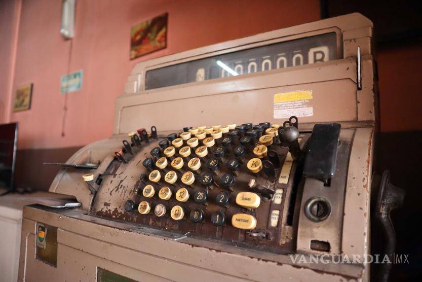 $!El restaurante Arcasa: un símbolo de generosidad y amor por la comida. La antigua caja registradora, llena de historias y cuentas pendientes, es parte de su encanto.