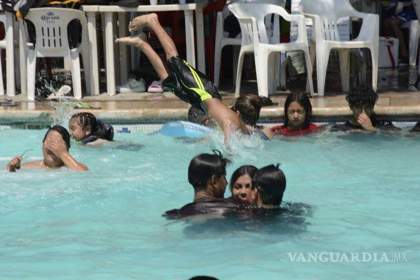 $!Los niños y jóvenes se divierten y se refrescan en el agua.