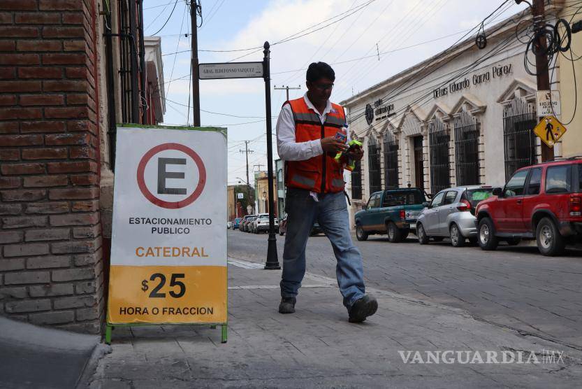 $!Contrario a los estacionamientos establecidos, estacionarse en los cajones marcados con pintura blanca en las calles cuesta solo 10 pesos la hora.
