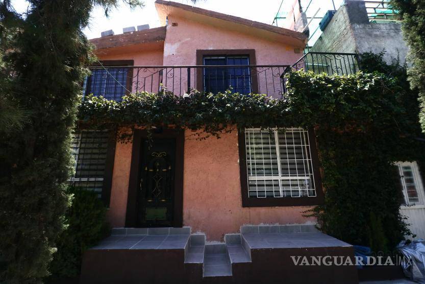 $!La puerta principal de la residencia del vecino, esta ubicada en la calle Cartagena, sin embargo realizo unas modificaciones en su domicilio para acceder directamente al área verde de la plaza pública.