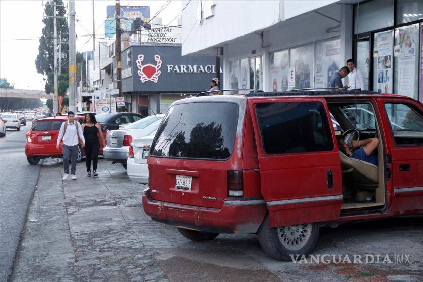 $!El reglamento dice que cuando las banquetas sufran deterioro, el propietario “tendrá obligación de repararlas con el fin de que el paso de los peatones sea cómodo y seguro”.