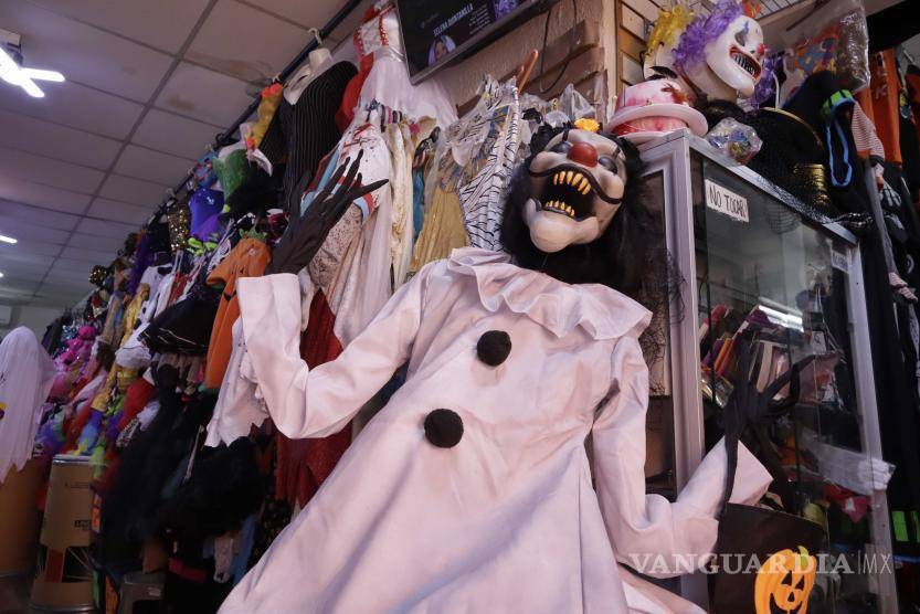 $!Disfraces de Merlina, de la familia Addams, y de la icónica máscara de Scream también están en alta demanda.