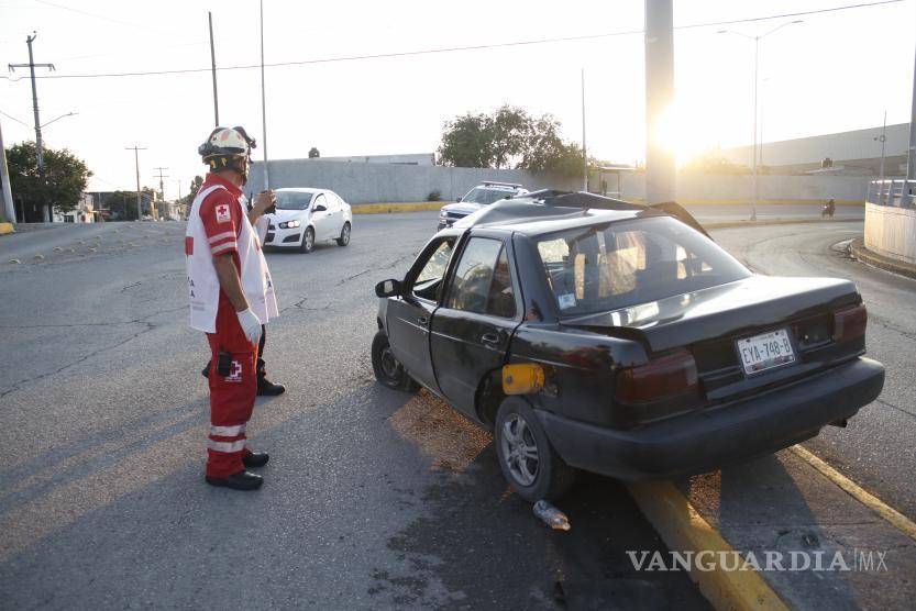 $!Joven atrapado tras violento choque: paramédicos confirman su fallecimiento en el lugar.