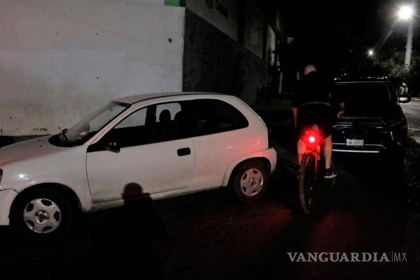 $!Ciclistas tienen que burlar los automóviles que están estacionados sobre la ciclovía durante los partidos en el Madero.