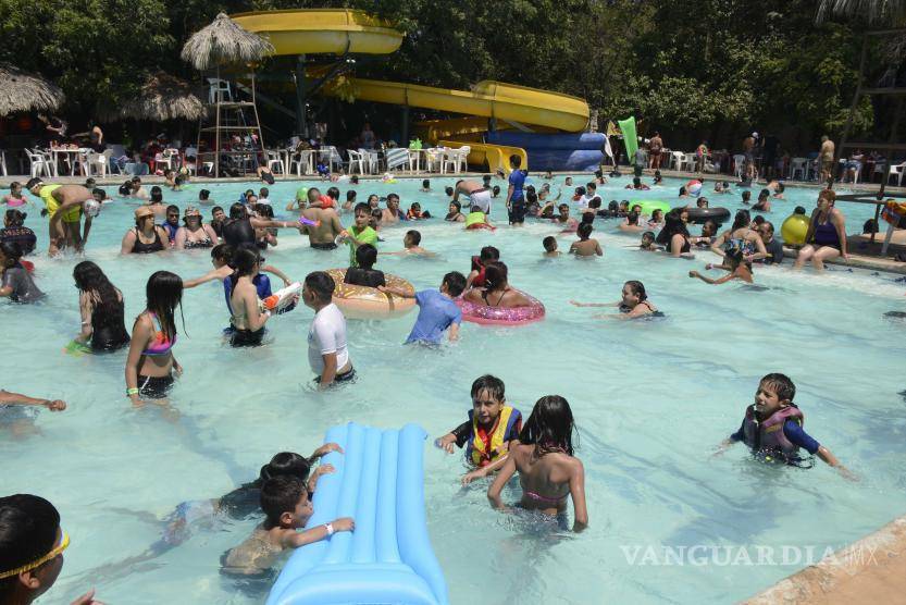 $!En plena mitad de semana, los parques acuáticos lucían llenos como si fuera fin de semana.