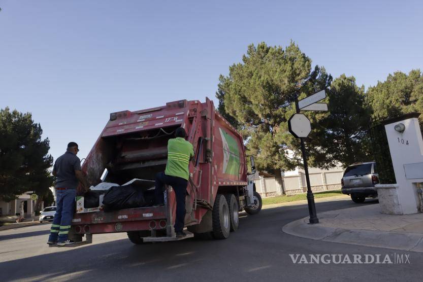 $!El camión de recolección de basura inicia su recorrido en el turno matutino, a las 07:00 horas, abarcando diferentes zonas de la ciudad según los días de la semana.