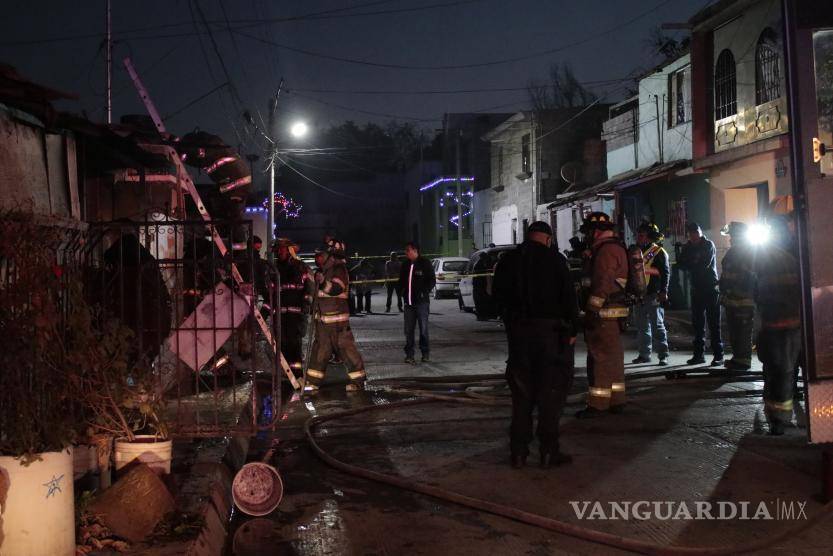 $!Tras hora y media de maniobras, el personal de bomberos logró sofocar las llamas.