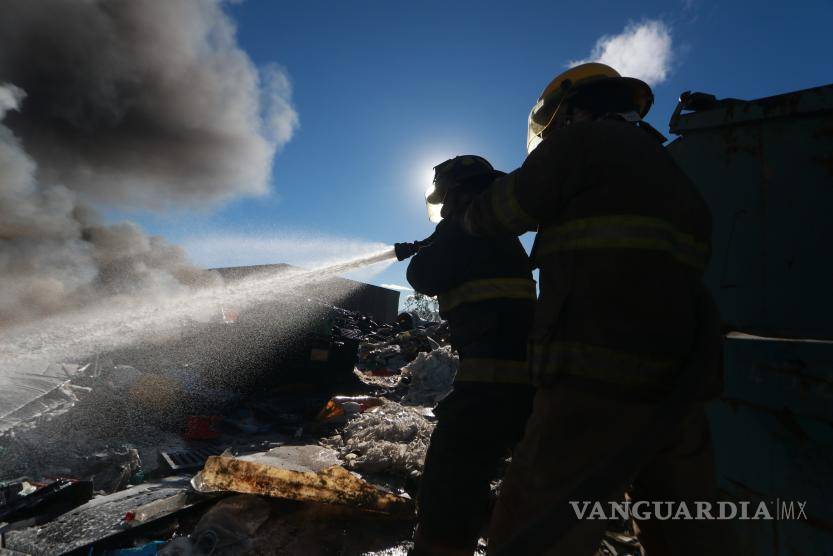 $!Según el departamento de Bomberos, lo que más había en el lugar eran tarimas de madera, mismas que quedaron hechas ceniza.