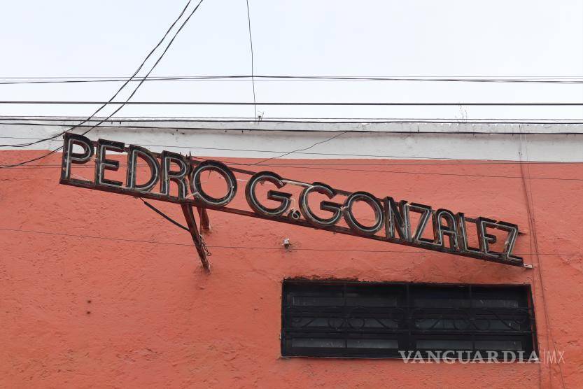 $!Además, en su cruce con Miguel Hidalgo, hace falta detenerse y voltear en sentido contrario al sentido de los automóviles para mirar el letrero de “Pedro González”, donde se ubicaba “la tienda de las mil cosas”.