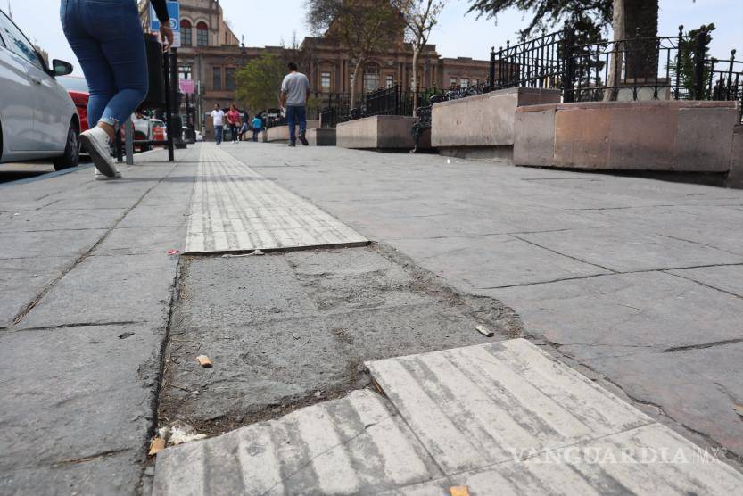 $!La línea podotáctil está presente en varias otras calles del Centro Histórico, mientras que los semáforos auditivos solamente en Victoria y Allende.
