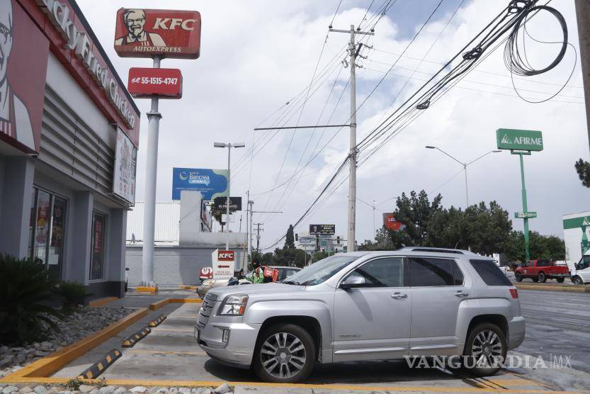$!Los estacionamientos invaden el área donde deberían estar las banquetas.