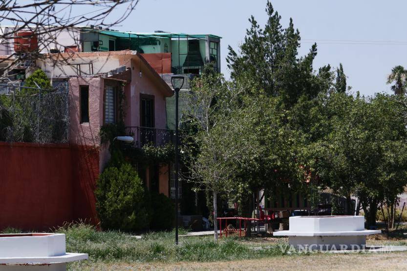 $!Un vecino de la calle Medellín expresa su frustración ante la invasión del espacio público, mencionando la falta de acción por parte de las autoridades municipales.