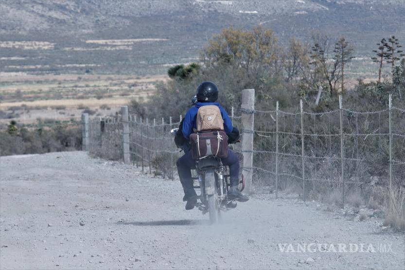 $!Situación afecta a cerca de un centenar de estudiantes; sin chofer de transporte escolar, ni camino en ejido